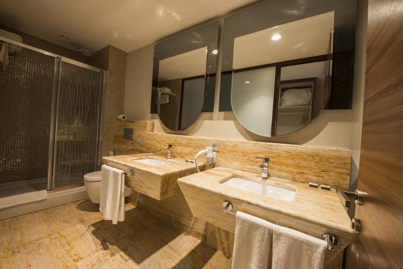 Ramada By Wyndham Gemli̇K Hotel Gemlik Exterior photo